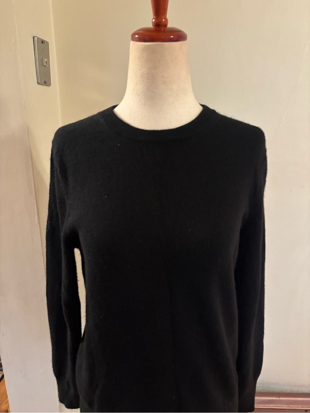 Quince Mongolian Cashmere Crewneck Sweater in Black, size large - Picture 4 of 6